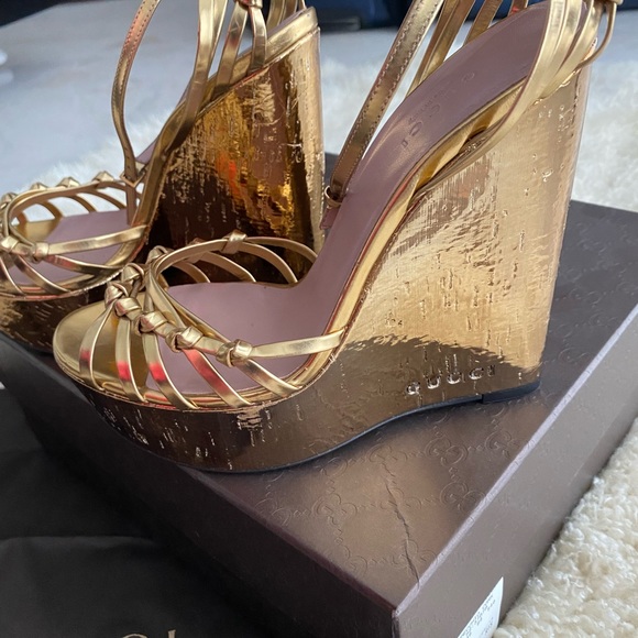Gorgeous Gold Gucci platform wedges new - Picture 15 of 15